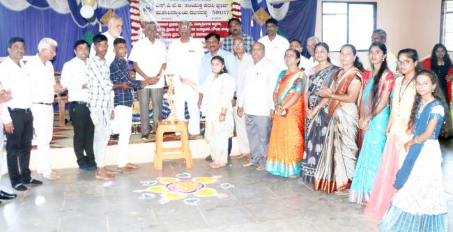 ಗುರುಗಳಿಗೆ ವಿಧೇಯರಾಗಿ ಯಶಸ್ಸು ಪಡೆಯಿರಿ : ಹೊಸಳ್ಳಿ 