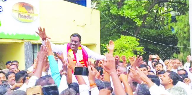 ದಮ್ಮು ತಾಕತ್ತು ಸವಾಲು ಸ್ವೀಕರಿಸಿ ಅಧ್ಯಕ್ಷನಾಗಿ ಗೆದ್ದು ಬೀಗಿದ ಶಾಸಕ ಹಿಟ್ನಾಳ್   