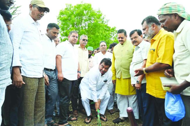 ಕಂದಕ ಹೂಳು ತೆಗೆಯುವುದು-ಪ್ರವಾಹ ನಿಯಂತ್ರಣ ಕಾಮಗಾರಿಗಳಿಗೆ  ಸಚಿವ ಪಾಟೀಲ ಚಾಲನೆ 
