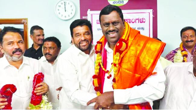 ಹಾಲು ಉತ್ಪಾದಕರ ಸಂಘದ  ನೂತನ ಅಧ್ಯಕ್ಷ ಶಾಸಕ ಹಿಟ್ನಾಳಗೆ ಪಟೇಲ್ ತಂಡ ದಿಂದ ಸನ್ಮಾನ  