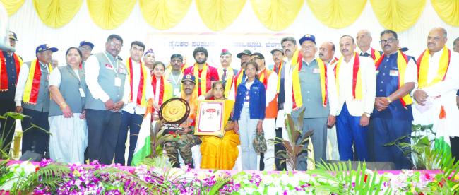 ದೇಶಕ್ಕಾಗಿ ಶ್ರಮಿಸುತ್ತಿರುವ ಯೋಧರಿಗೆ ಗೌರವ ಕೊಡಿ:  ಹಾರಿಕಾ ಮಂಜುನಾಥ 