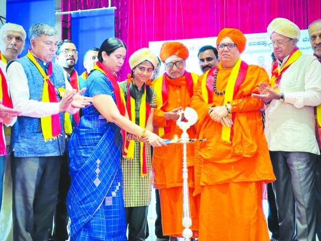 ಸ್ಪರ್ಧಾತ್ಮಕ ಯುಗದಲ್ಲಿ ಮಕ್ಕಳು ಕೇವಲ ಅಂಕಗಳಿಕೆಗಷ್ಟೇ ಸೀಮಿತವಾಗಬಾರದು: ಸಚಿವೆ ಲಕ್ಷ್ಮೀ ಹೆಬ್ಬಾಳಕರ್ 