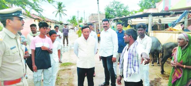 ಮುಧೋಳ ತಾಲೂಕಿನ ವಿವಿದೆಡೆ ಭೇಟಿ ಪರೀಶೀಲನೆ: ಬರಗಿ ಗ್ರಾಮದ ನಿವಾಸಿಗಳ ಸಮಸ್ಯೆಗಳನ್ನು ಆಲಿಸಿದ ಡಿಸಿ 
