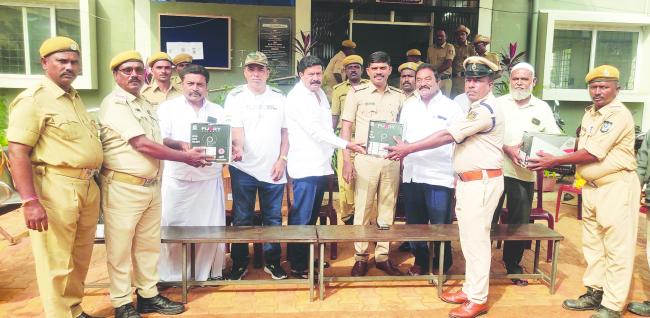 ಗೃಹ ರಕ್ಷಕ ದಳದ ಸಿಬ್ಬಂದಿಗಳಿಗೆ ಉಚಿತ ಹೆಲ್ಮೆಟ್ ವಿತರಣೆ 