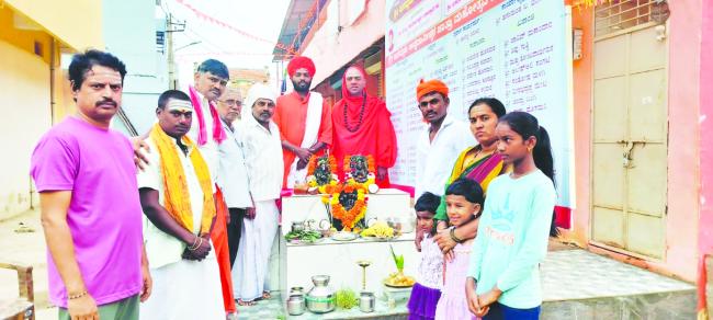 ಮನುಷ್ಯ   ಧರ್ಮದ ಹಾದಿಯಲ್ಲಿ ಸಾಗಿದಾಗ ಮಾತ್ರ ಮುಕ್ತಿ ಹೊಂದಲು ಸಾಧ್ಯ : ಸ್ವಾಮಿಜಿ