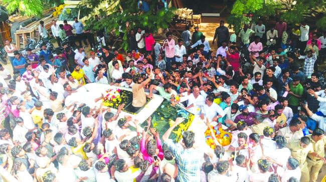 ನಟ ಯುವರಾಜ್ ಕುಮಾರ್ ನೋಡಲು ಮುಗಿಬಿದ್ದ ಅಭಿಮಾನಿಗಳು 