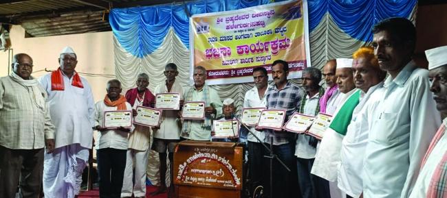 ಗ್ರಾಮೀಣ ಕಲಾವಿದರನ್ನು ಗುರುತಿಸಿದ ಹಳೆ ಗುಡಗನಹಟ್ಟಿ ಗ್ರಾಮದ ಮುಖಂಡರು  