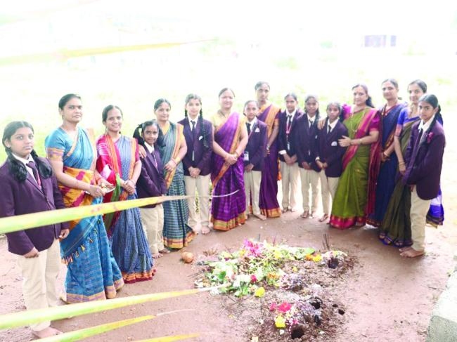 ಹುತ್ತಿಗೆ ಹಾಲೆರೆದು ನಾಗರ ಪಂಚಮಿ ಆಚರಣೆ 	 