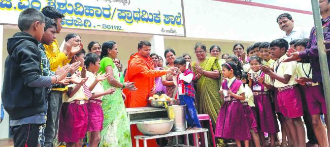 ಬಡ ಮಕ್ಕಳಿಗೆ ಹಾಲು ವಿತರಿಸುವ ಮೂಲಕ ನಾಗ ಪಂಚಮಿ ಆಚರಣೆ  