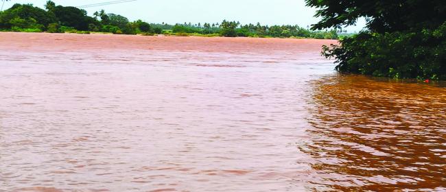 ತುಂಗಭದ್ರಾ ನದಿಯ ನೀರಿನ ಪ್ರಮಾಣ ಹೆಚ್ಚಳಗೊಂಡು ನದಿ ತೀರದ ಗ್ರಾಮಸ್ಥರು ಆತಂಕ 