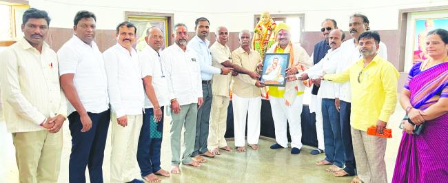 ಆಲಮಟ್ಟಿ: ಮಂಜಪ್ಪನ ಸನ್ನಿಧಿಯಲ್ಲಿ ನುಗ್ಗಲಿಗೆ ಸನ್ಮಾನ 