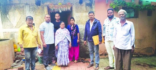 ಶೇಡಬಾಳ ಕೊಲೆಯಾದ ಶಶಿಕಾಂತ ಹೊನಕಾಂಬಳೆ ಮನೆಗೆ ಅಧಿಕಾರಿಗಳ ಭೇಟ್ಟಿ 