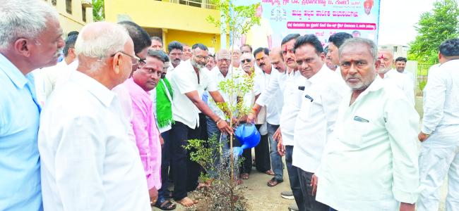 ‘ಪ್ರತಿಯೊಬ್ಬರು ಸಸಿ ನೆಟ್ಟು ಪರಿಸರ ಸಂರಕ್ಷಣೆಗೆ ಕೈಜೋಡಿಸಿ’ 