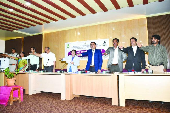  ಮಾನವ ಕಳ್ಳ ಸಾಗಾಣಿಕೆ ಎಂದರೆ ವ್ಯಕ್ತಿಯನ್ನು ಬಲವಂತದಿಂದ ಮೋಸದಿಂದ ಶೋಷಣೆಗೆ ಗುರಿಪಡಿಸುವ ಉದ್ದೇಶದಿಂದ ಸ್ಥಳಾಂತರಿಸುವುದು:ಮಕ್ಕಳು ಹಾಗೂ ಶೋಷಿತ ವರ್ಗದವರು ಹೆಚ್ಚು ಬಲಿಯಾಗುತ್ತಾರೆ