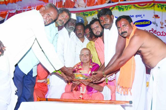 ಗುರುವಿನ ಸನ್ಮಾರ್ಗದಲ್ಲಿ ನಡೆದರೆ ಯಶಸ್ಸು ಕಟ್ಟಿಟ್ಟ ಬುತ್ತಿ : ಮಹಾಸ್ವಾಮೀಜಿ 