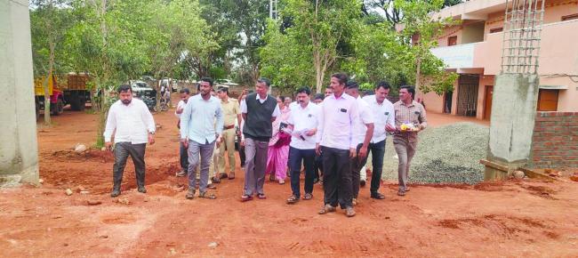 ಬಸಾಪೂರ ಗ್ರಾಮದಲ್ಲಿ ನೂತನ ಶಾಲಾ ಕೂಠಡಿಗಳ ಕಾಮಗಾರಿಗಳನ್ನು ವಿಕ್ಷಣೆ : ಸತೀಶ್ ಜಾರಕಿಹೊಳಿ 