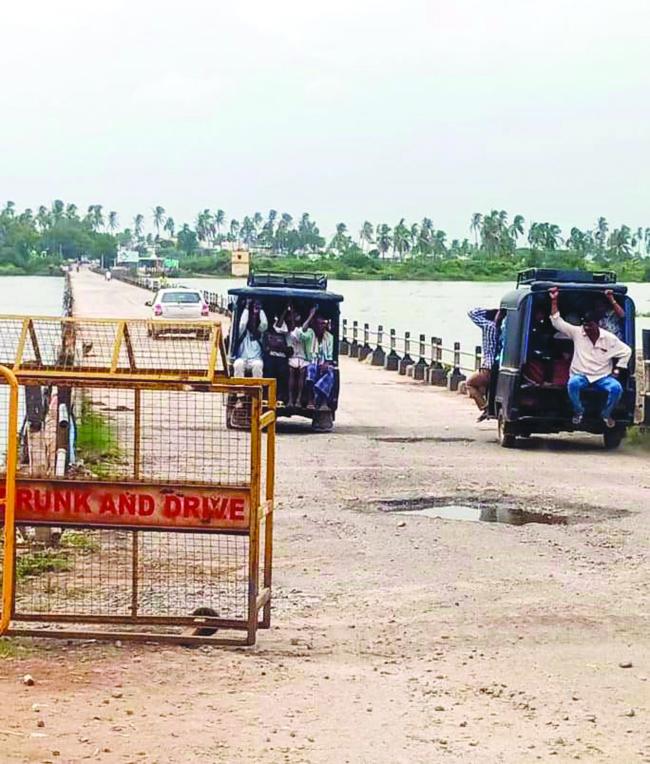 ಇಳಿಮುಖವಾದ ಕಂಪ್ಲಿ ನದಿ ಪ್ರವಾಹ: ಸೇತುವೆ ಮೇಲೆ ಸಂಚಾರಕ್ಕೆ ಅವಕಾಶ  