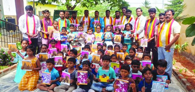 ಸರ್ಕಾರಿ ಶಾಲಾ ಮಕ್ಕಳಿಗೆ ಉಚಿತ ನೋಟ್ ಪುಸ್ತಕ ವಿತರಣೆ 