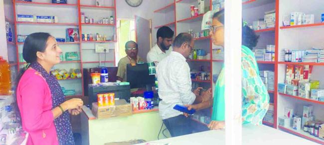 ಜನೌಷಧಿ ಕೇಂದ್ರ, ಆಸ್ಪತ್ರೆ ಕ್ಯಾಂಟೀನ್‌ಗಳ ಮೇಲೆ ಆರೋಗ್ಯ ಅಧಿಕಾರಿಗಳ ಧಿಡೀರ್ ದಾಳಿ  