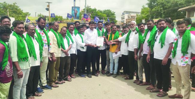 ಗೊಬ್ಬರ ಬೆಲೆ ಹೆಚ್ಚಳ : ಕೇಂದ್ರ ಸರ್ಕಾರದ ಕ್ರಮ ಖಂಡಿಸಿ ಯೂತ್ ಕಾಂಗ್ರೆಸ್ ಪ್ರತಿಭಟನೆ  