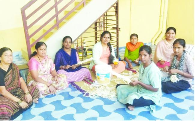 ಮೆಕ್ಕೆಜೋಳ ತೆನೆಯ ರವದಿಯಿಂದ ಹೂವು ಅರಳಿಸಿ ಜೀವ ತುಂಬಿದ ಪಾರ್ವತಿ ತಳವಾರು 