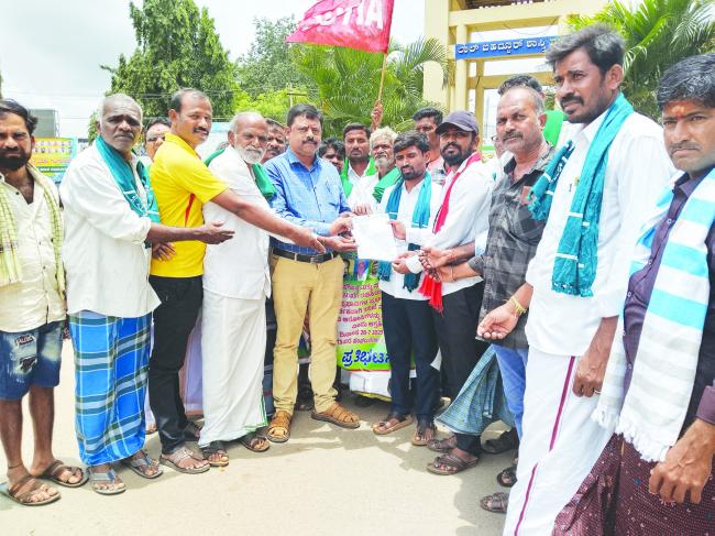 ಧರ್ಮಸ್ಥಳ: ಅತ್ಯಾಚಾರಿಗಳಿಗೆ ಕಠಿಣ ಕ್ರಮಕ್ಕೆ ಪ್ರತಿಭಟನೆ