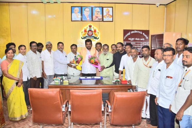 ನಗರಸಭೆಯಲ್ಲಿ ಅಧ್ಯಕ್ಷ ಅಮ್ಜದ್ ಪಟೇಲ್ ಗೆ ಅದ್ದೂರಿ ಸನ್ಮಾನ  