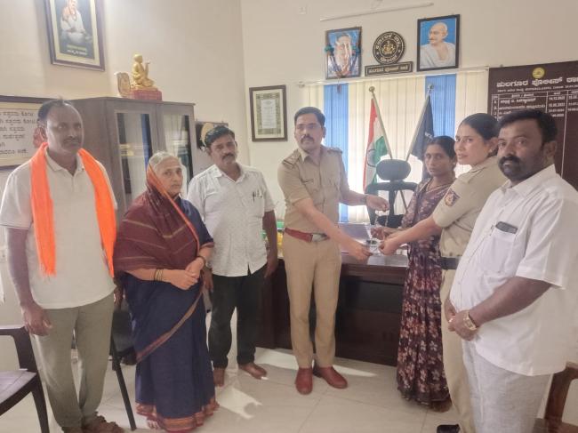 ಚಿನ್ನದ ಸರ ಮರಳಿಸಿ ಪ್ರಾಮಾಣಿಕತೆ ಮರೆದ ಪ್ರಭು