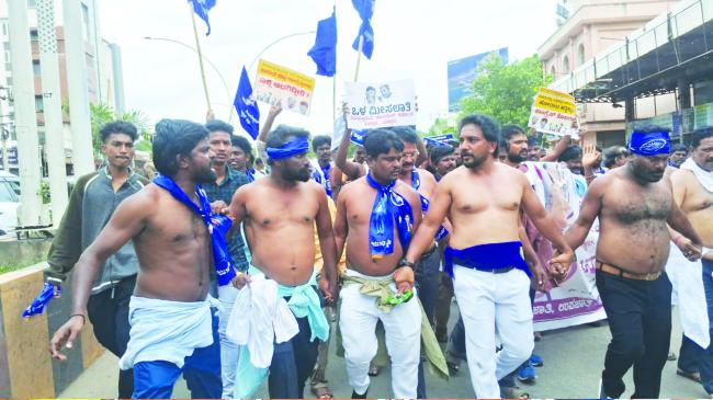 ಸರ್ವೋಚ್ಚ ನ್ಯಾಯಾಲಯದ ತೀರ​‍್ಪನನು ನಿರ್ಲಕ್ಷಿಸಿದ ಸರ್ಕಾರ, ಆಕ್ರೋಶಗೊಂಡ ದಲಿತರು 