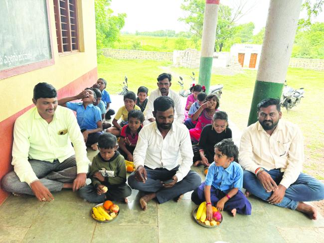 ಮಾಜಿ ಶಾಸಕರ ಜನ್ಮದಿನ ನಿಮಿತ್ತ ಮಕ್ಕಳಿಗೆ ಹಣ್ಣು ಹಂಪಲು ವಿತರಣೆ  