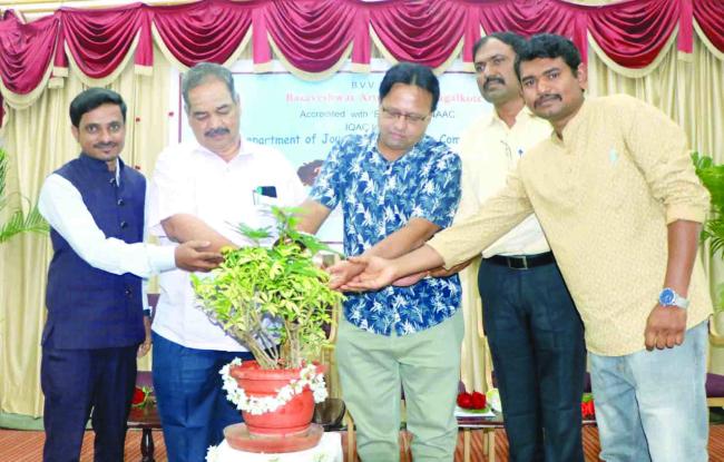 ವರದಿಗಾರಿಕೆಯಲ್ಲಿ ನೈಜತೆಯನ್ನು ಸ್ಪಷ್ಟಪಡಿಸಿಕೊಳ್ಳಿ : ಗಲಗಲಿ 