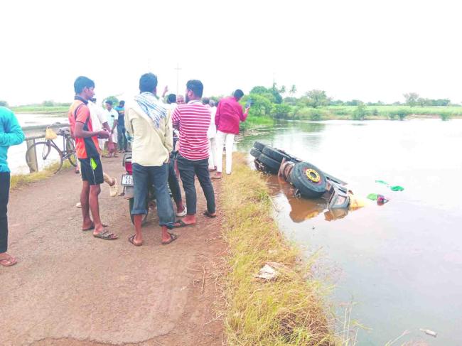 ಕಂಕಣವಾಡಿ ಗ್ರಾಮದಲಿ ಸೇತುವೆ ಕುಸಿದು ಚಾಲಕನ  ರಕ್ಷಣೆ 