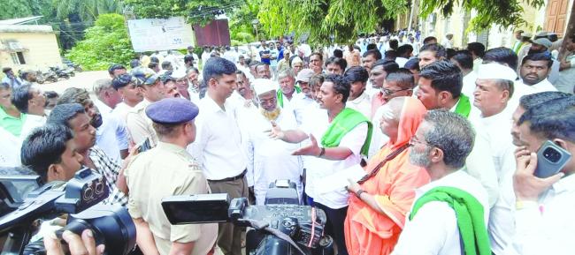 ರೈತರಿಗೆ ನೀರು ಕೊಟ್ಟು ಪುಣ್ಯ ಕಟ್ಕೋಳ್ಳಿ 