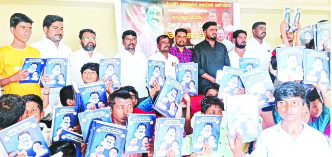 ಸಚಿವ ಜಮಿರ್ ಅಹ್ಮದಖಾನ್ ಹುಟ್ಟುಹಬ್ಬ: ನೋಟ್‌ಬುಕ್ ಪೆನ್ನು ವಿತರಣೆ 