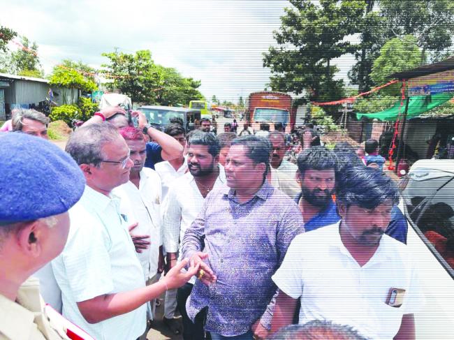 ಕುಡಿಯುವ ನೀರಿನ ಕಾಮಗಾರಿ ವಿಳಂಬ: ಅಧಿಕಾರಿ, ಗ್ರಾಮಸ್ಥರ ನಡುವೆ ಮಾತಿನ ಚಕಮಕಿ 