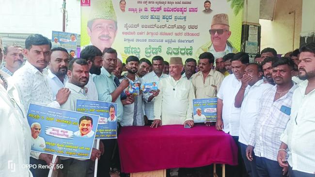 ಜಮೀರಹ್ಮದ ಖಾನ ಹುಟ್ಟು ಹಬ್ಬ: ರೋಗಿಗಳಿಗೆ ಹಣ್ಣು, ಬ್ರೆಡ್ ವಿರತಣೆ   