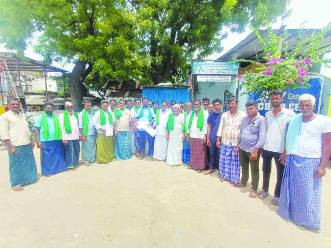 ರಸಗೊಬ್ಬರ:   ರೈತರಿಗೆ ಸೊಸೈಟಿ ಮೂಲಕ ನೇರವಾಗಿ  ರಸಗೊಬ್ಬರ ನೀಡುವಂತೆ ಆಗ್ರಹ 