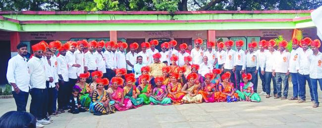 ಹಳೆ ವಿದ್ಯಾರ್ಥಿಗಳಿಂದ ಸ್ನೇಹ ಸಮ್ಮಿಲನ ಹಾಗೂ ಗುರುವಂದನಾ ಕಾರ‌್ಯಕ್ರಮ   ಕಲಿಸಿದ ಗುರುಗಳಿಗೆ ಪಾದ ಪೂಜೆ ಮಾಡಿದ ವಿದ್ಯಾರ್ಥಿಗಳು 