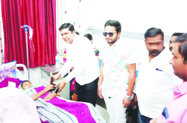 ಅಯೂಬ ಪಾರಥನಳ್ಳಿ ಅವರ ಅಭಿಮಾನಿ ಹೆರಿಗೆ ಆಸ್ಪತ್ರೆಯಲ್ಲಿ ಹಣ್ಣು, ಹಂಪಲವನ್ನು ವಿತರಣೆ 