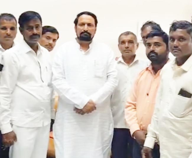 ಕಾಂಗ್ರೆಸ್ ಕಾರ್ಯಕರ್ತರು ಶಾಸಕ ಲಕ್ಷ್ಮಣ ಸವದಿ ಭೇಟಿ