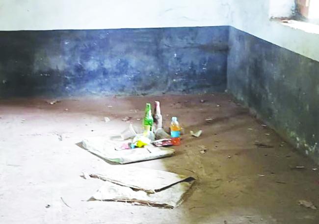 ಕುಡುಕರ ಮೋಜಿನ ತಾಣವಾದ ಸರಕಾರಿ ಕನ್ನಡ ಶಾಲೆ : ಕಣ್ಮುಚ್ಚಿ ಕುಳಿತ ಅಧಿಕಾರಿಗಳು  