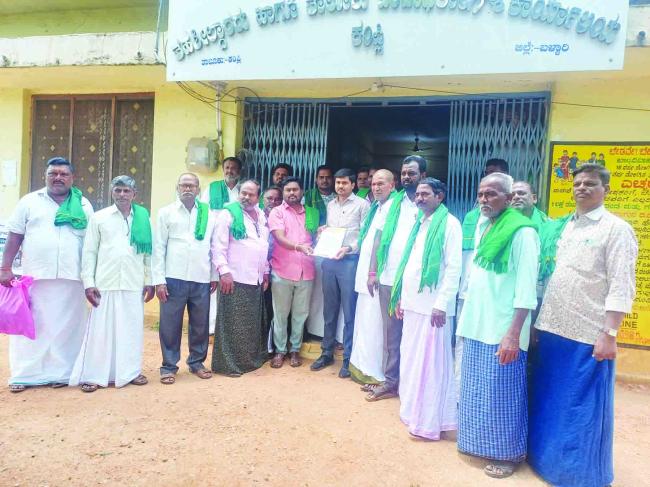 ರೈತರು:  ರಸಗೊಬ್ಬರಗಳಿಗೆ ಎಮ್‌.ಆರ್‌.ಪಿ ಬೆಲೆಗಿಂತ ಹೆಚ್ಚಿನ ದರವನ್ನು ಪಡೆಯುವತ್ತಿಲ್ಲ 