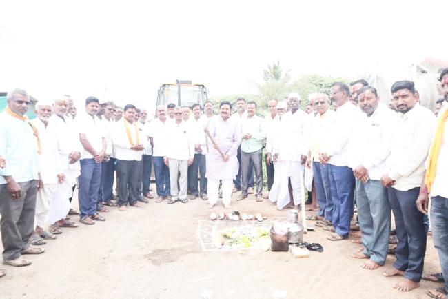 ರಸ್ತೆ ಅಭಿವೃದ್ಧಿ ಕಾಮಗಾರಿಗೆ ಶಾಸಕ ಐಹೊಳೆ ಭೂಮಿ ಪೂಜೆ  