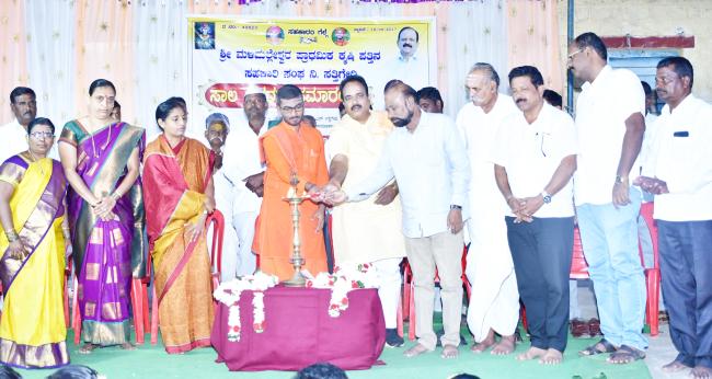 ರೈತರಿಗೆ ಮಂಜೂರು ಮಾಡಿದ ನಾಲ್ಕು ಕೋಟಿ ಸಾಲ ವಿತರಣೆ 