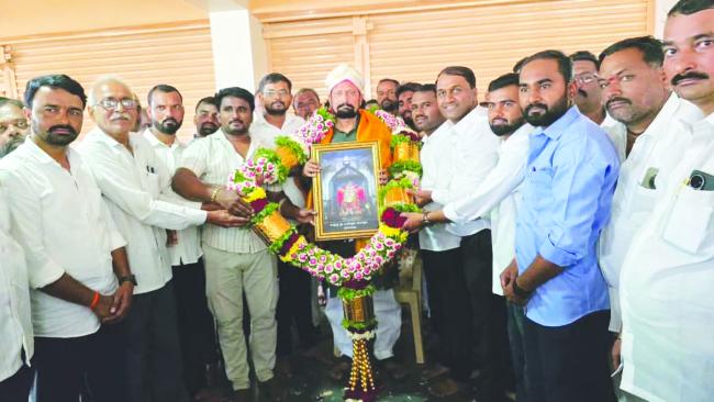 ಶಾಸಕ ಲಕ್ಷ್ನಣ ಸವದಿ ಸಿಎಂ ಆಗಲೆಂದು ಬಸವಣ್ಣನಿಗೆ  ಪೂಜೆ, ದಾಸೋಹ ನೆರವೇರಿಸಿದ ವಿಶಾಲ ನಿಂಬಾಳ