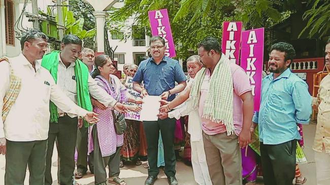 ಯೂರಿಯಾ ಗೊಬ್ಬರ ಸರಬರಾಜು ಮಾಡಲು ಒತ್ತಾಯ 