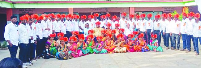 ಹಳೆ ವಿದ್ಯಾರ್ಥಿಗಳಿಂದ ಸ್ನೇಹ ಸಮ್ಮಿಲನ: ಗುರುವಂದನೆ 