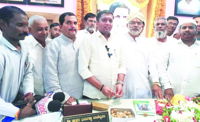 ನಗರಸಭೆ ನೂತನ ಅಧ್ಯಕ್ಷ ವಾಳೇನ್ನವರ ಪದಗ್ರಹಣ  