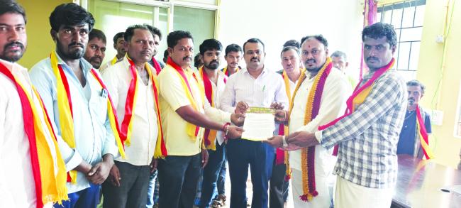 ಬಡವರ ಅನ್ನ ದಂಧೆಕೋರರ ಪಾಲುಽ ಅಕ್ರಮ ಅಕ್ಕಿ ಸಾಗಾಟಕ್ಕೆ ಕರವೇ ಕಿಡಿಽಽ ಕಾನೂನು ಕ್ರಮಕೈಗೊಂಡು ಅಕ್ರಮವನ್ನು ತಡೆಗಟ್ಟಿ : ಬಿ.ಗೀರೀಶಾನಂದ 