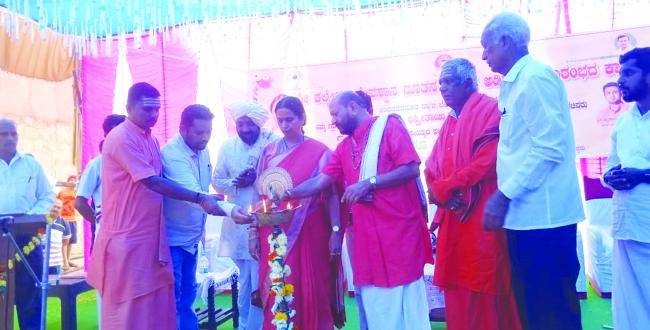 ಕಲ್ಮೇಶ್ವರ ದೇವಸ್ಥಾನ ನಿರ್ಮಾಣಕ್ಕೆ ಸಚಿವೆ ಹೆಬ್ಬಾಳಕರ ಭೂಮಿಪೂಜೆ 